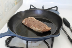 https://images.anovaculinary.com/recipe-sous-vide-medium-rare-strip-steak/finishing-steps/recipe-sous-vide-medium-rare-strip-steak-finishing-steps-image-small-1.jpg